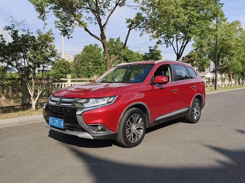 Mitsubishi Outlander — фото 1
