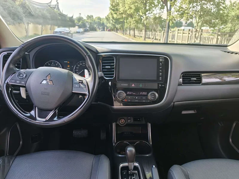 Mitsubishi Outlander — фото 13