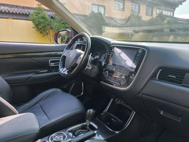 Mitsubishi Outlander — фото 25