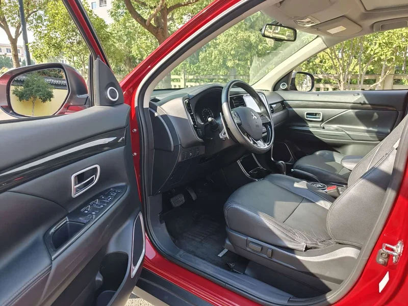 Mitsubishi Outlander — фото 10