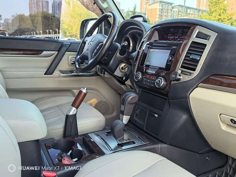 Mitsubishi Pajero (Imported) — фото 15