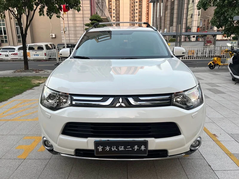 Mitsubishi Outlander — фото 1