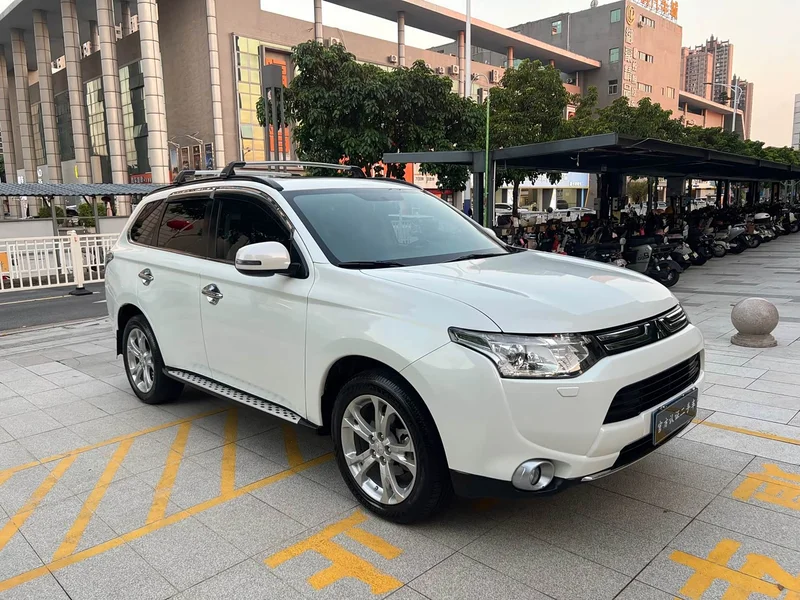 Mitsubishi Outlander — фото 2