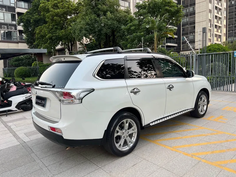 Mitsubishi Outlander — фото 6