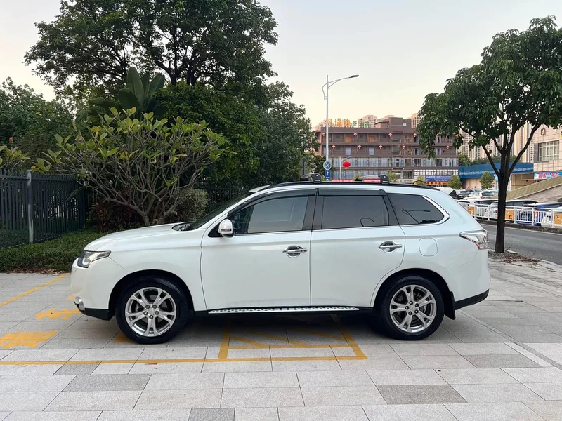 Mitsubishi Outlander — фото 7