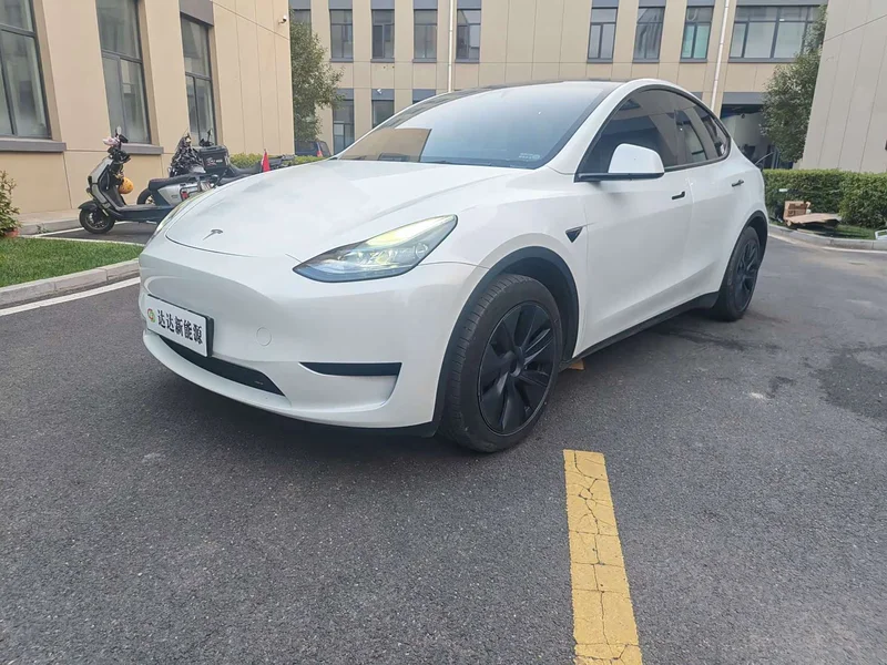 Tesla Model Y — фото 1