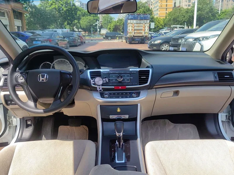 Honda Accord — фото 8