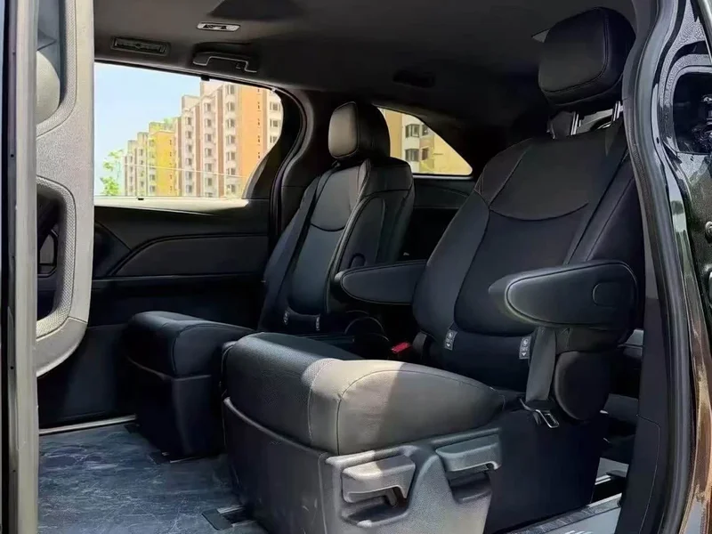 Toyota Sienna — фото 6