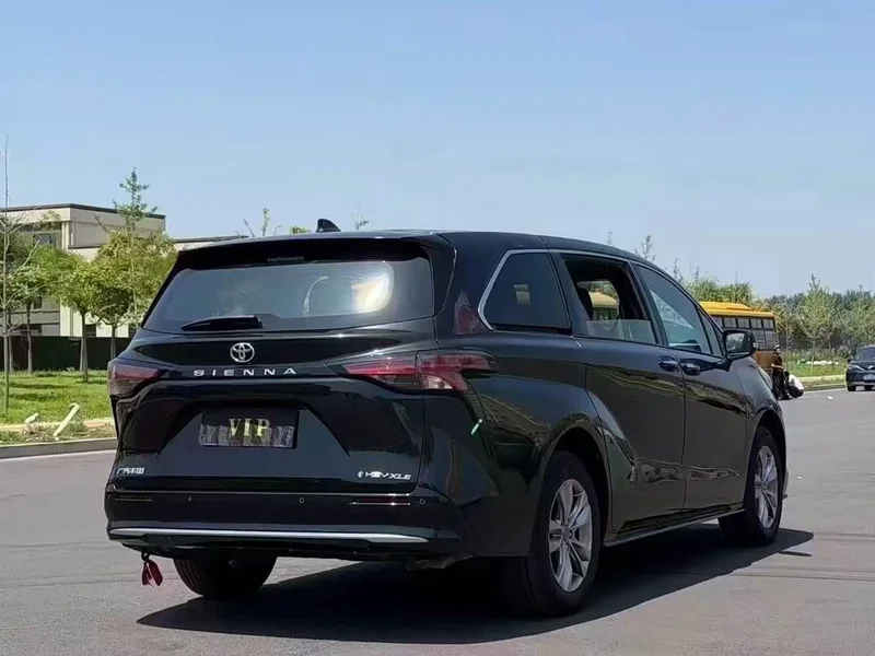 Toyota Sienna — фото 9