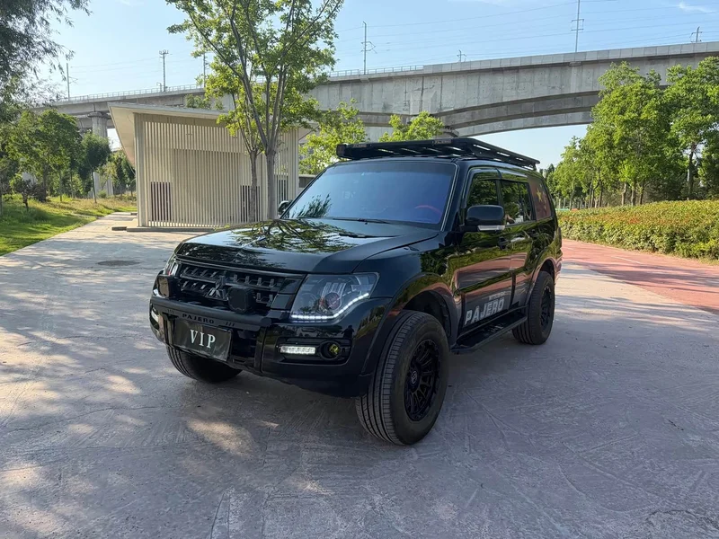 Mitsubishi Pajero (Imported) — фото 1