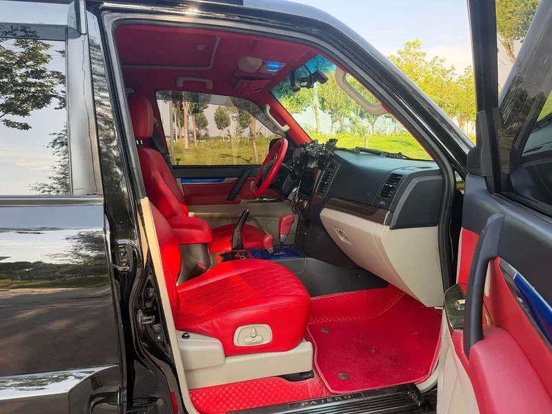 Mitsubishi Pajero (Imported) — фото 10