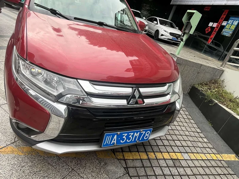 Mitsubishi Outlander — фото 1