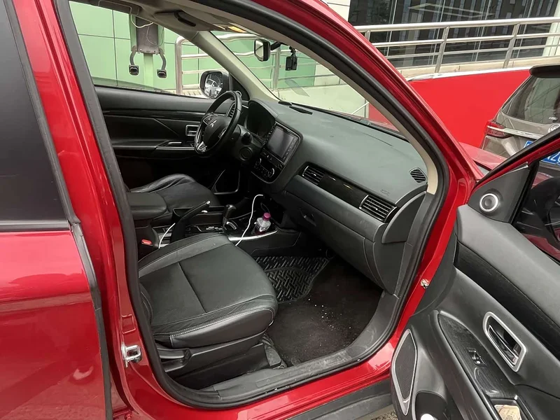 Mitsubishi Outlander — фото 7