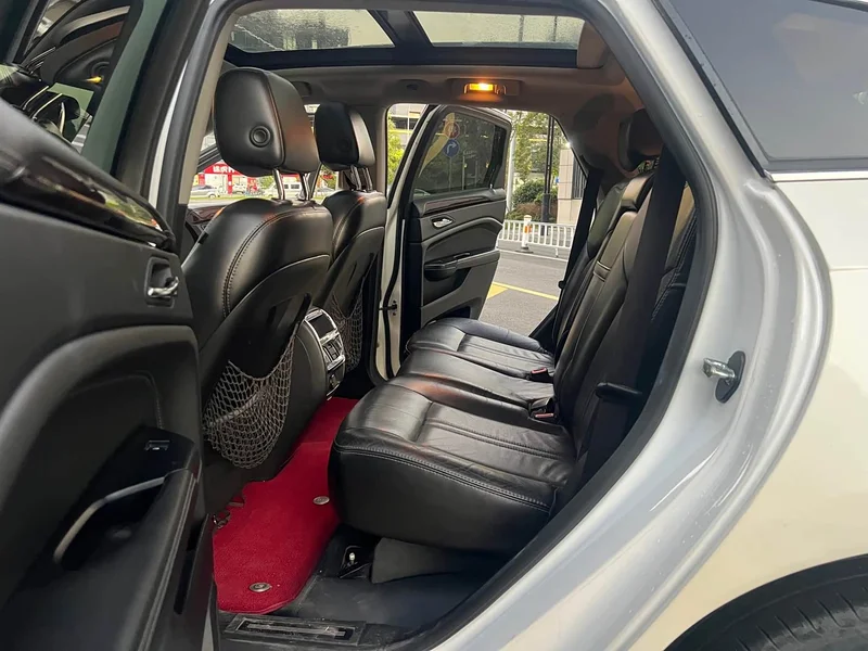 Cadillac SRX — фото 15