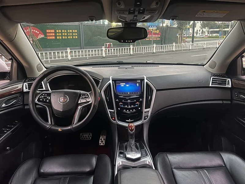 Cadillac SRX — фото 10