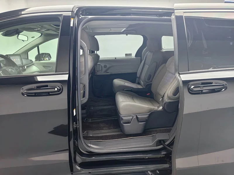 Toyota Sienna — фото 15