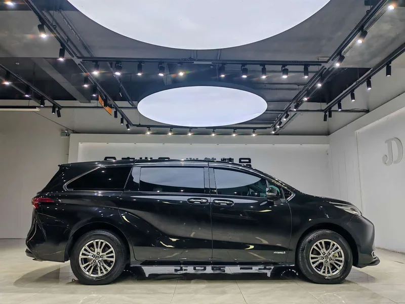Toyota Sienna — фото 13
