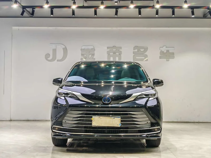 Toyota Sienna — фото 2
