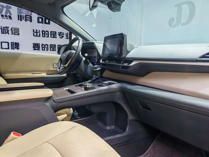 Toyota Sienna — фото 10