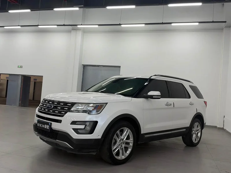 Ford Explorer — фото 1