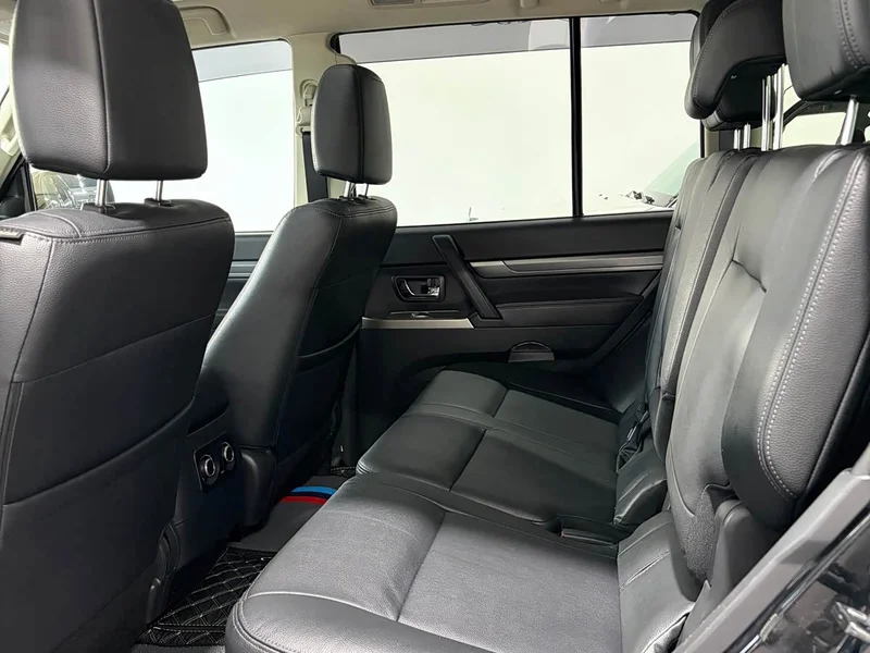 Mitsubishi Pajero (Imported) — фото 11