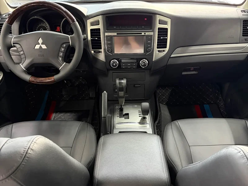 Mitsubishi Pajero (Imported) — фото 12