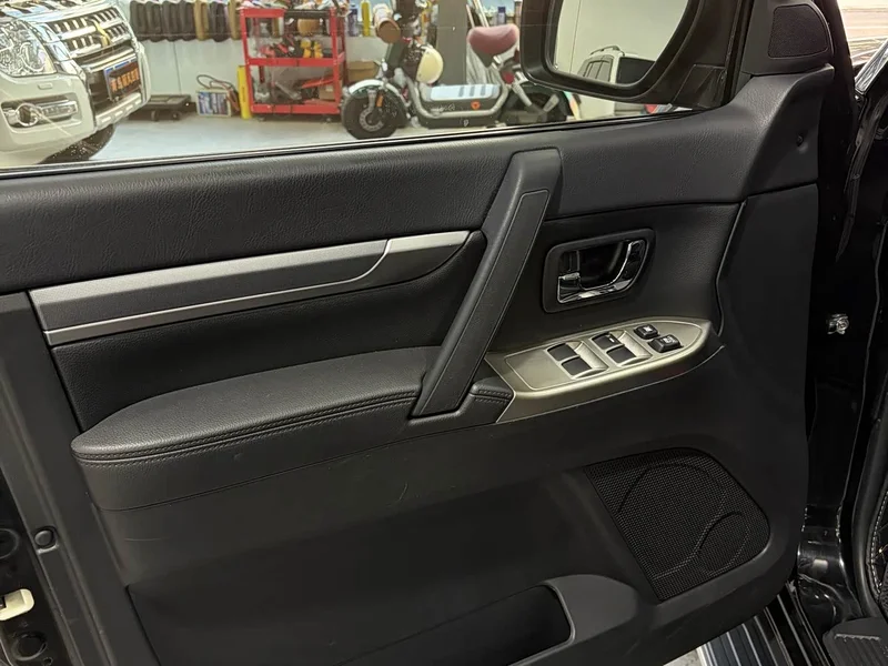 Mitsubishi Pajero (Imported) — фото 13