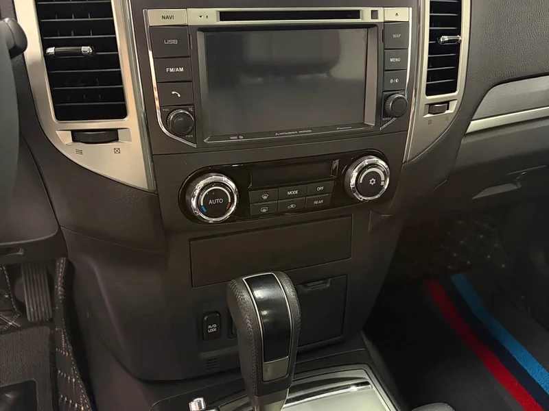 Mitsubishi Pajero (Imported) — фото 10