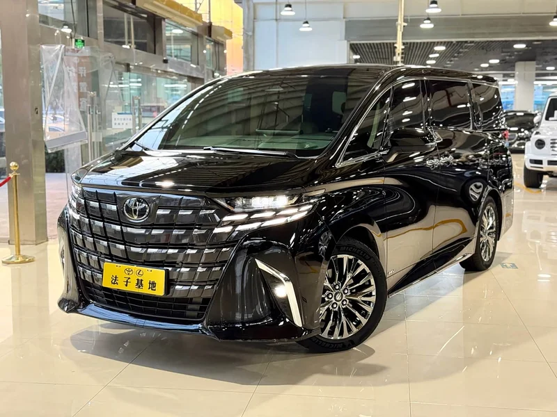 Toyota Alphard — фото 1