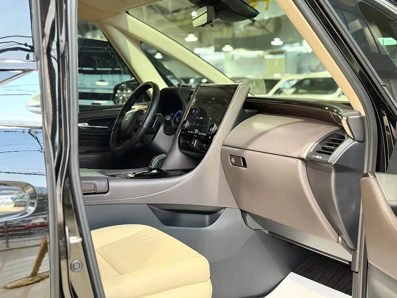 Toyota Alphard — фото 11