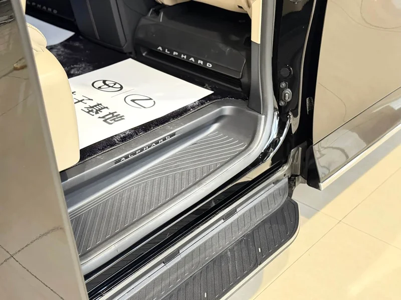 Toyota Alphard — фото 12