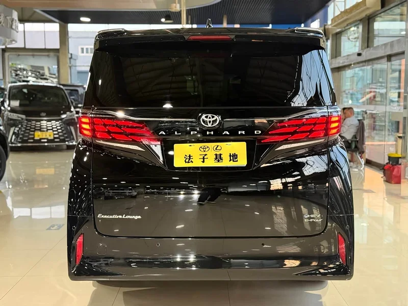 Toyota Alphard — фото 27
