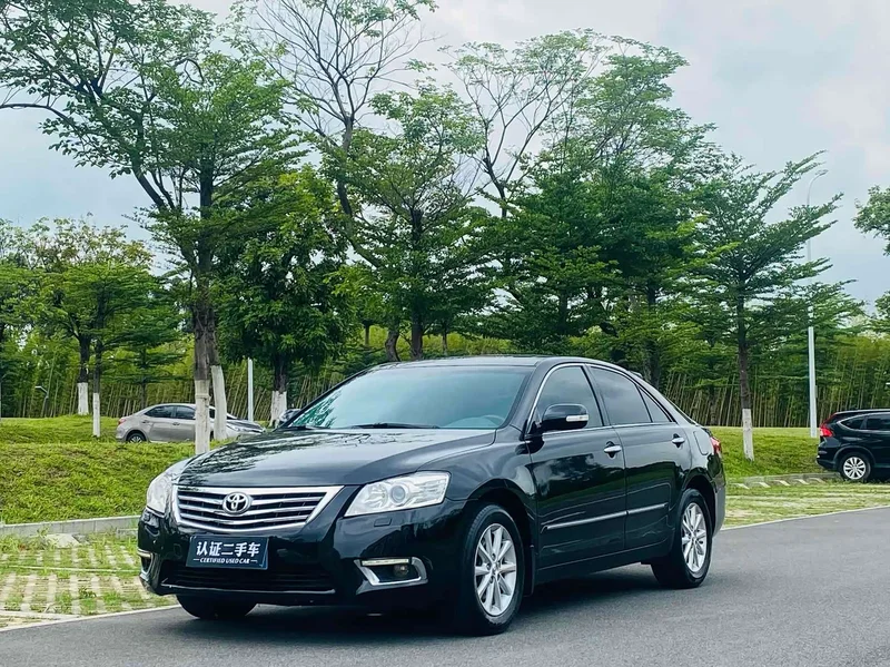 Toyota Camry — фото 1