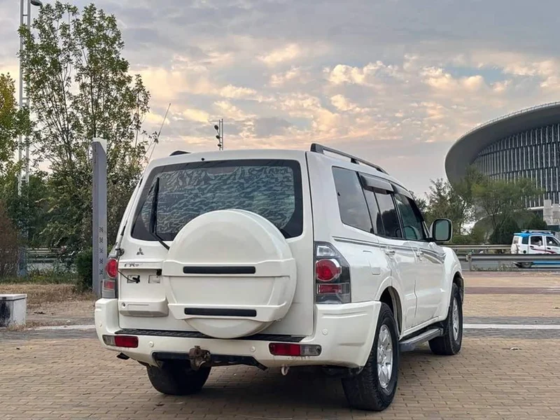 Mitsubishi Pajero — фото 4