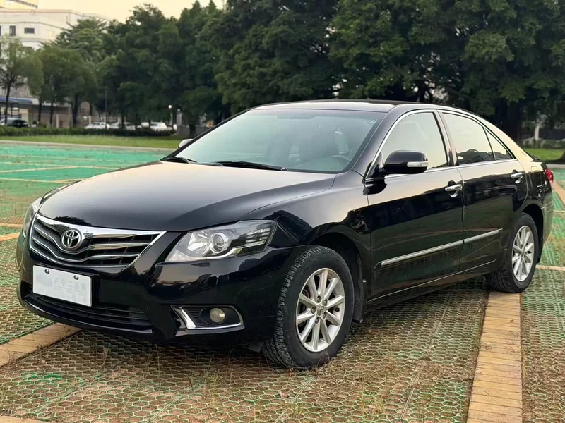 Toyota Camry — фото 1