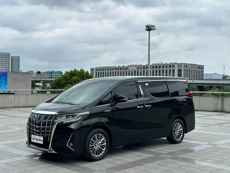 Toyota Alphard — фото 1