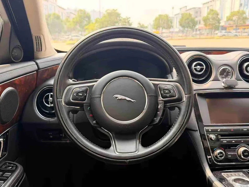 Jaguar XJ — фото 12