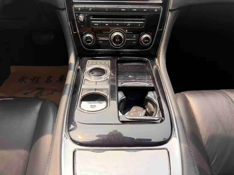 Jaguar XJ — фото 13