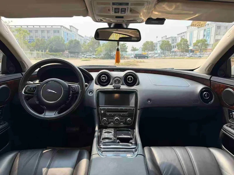 Jaguar XJ — фото 14