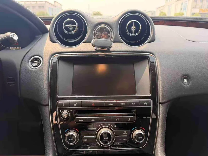 Jaguar XJ — фото 19