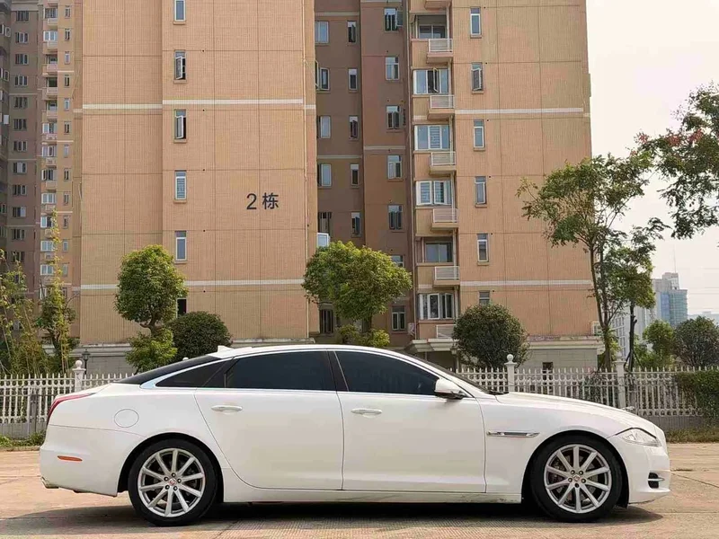Jaguar XJ — фото 25