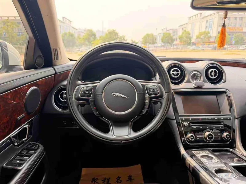 Jaguar XJ — фото 9
