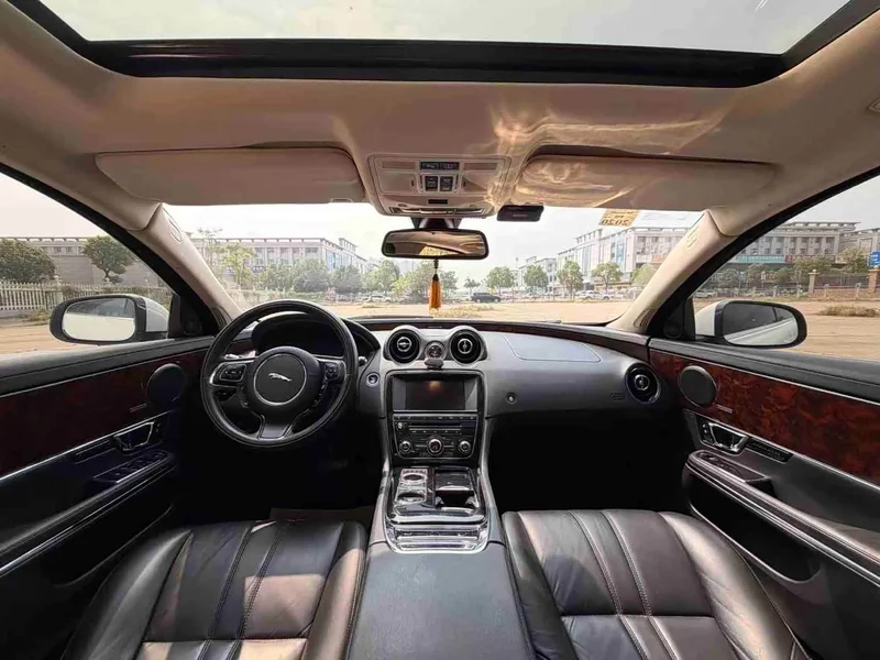 Jaguar XJ — фото 10