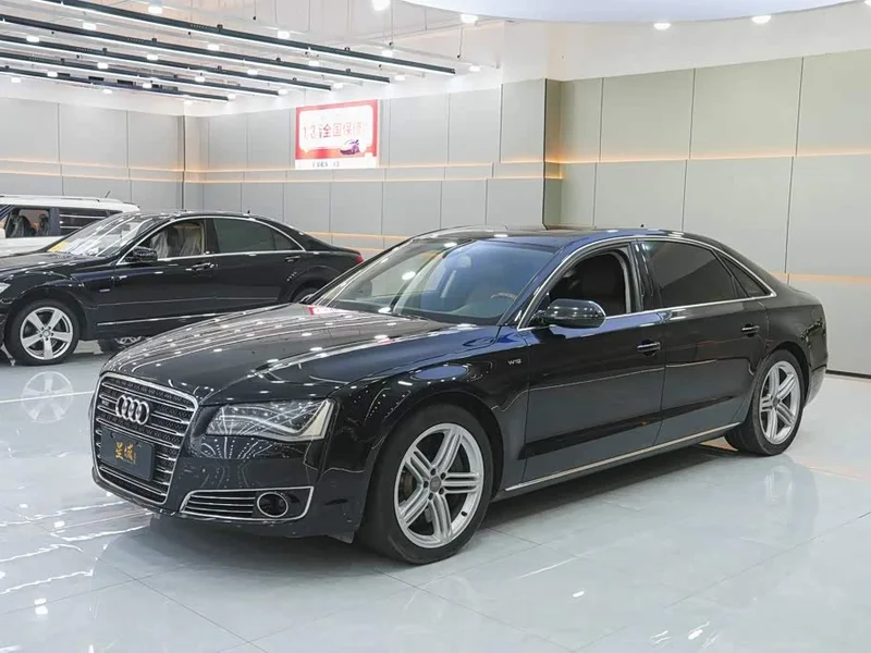 Audi A8 — фото 1
