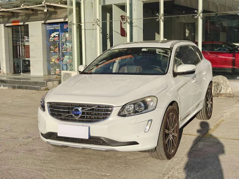 Volvo XC60 — фото 1