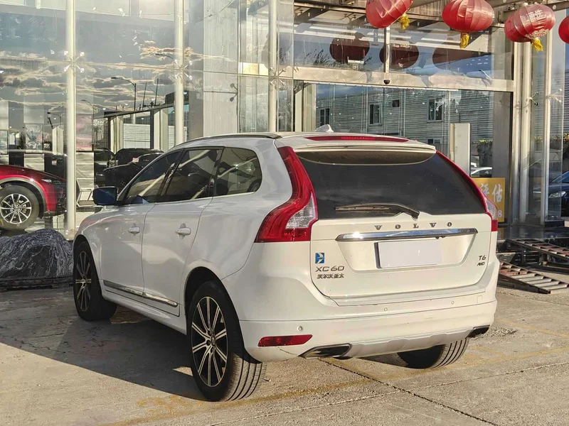 Volvo XC60 — фото 11