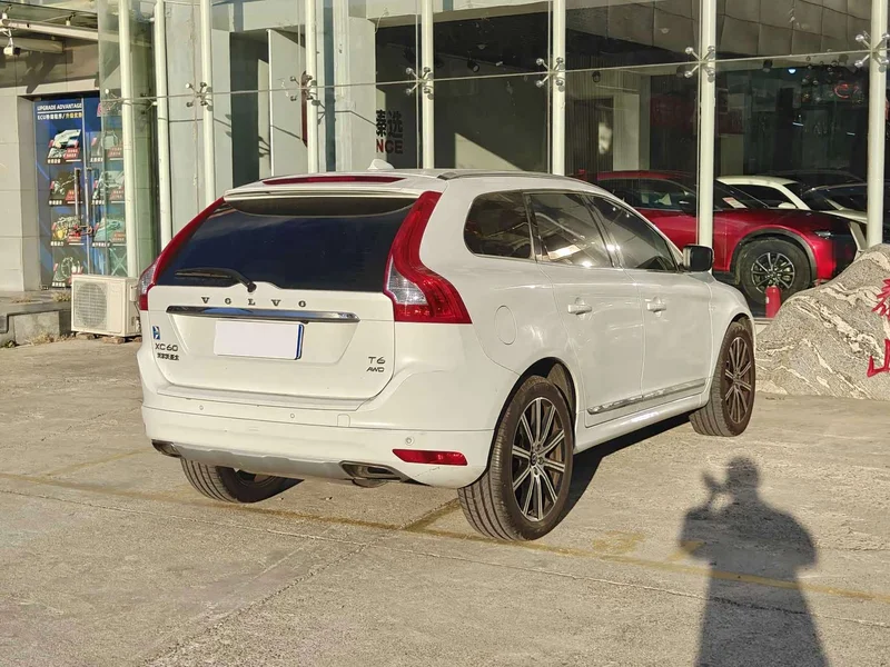 Volvo XC60 — фото 10