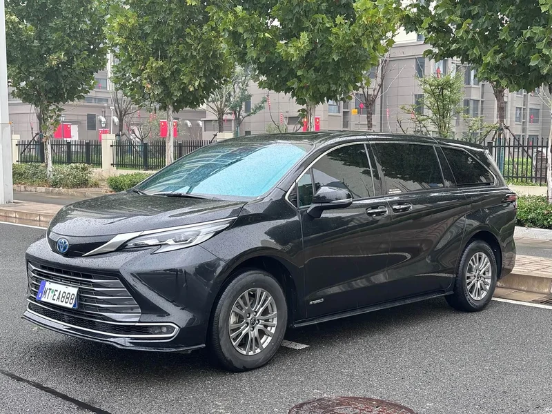 Toyota Sienna — фото 1