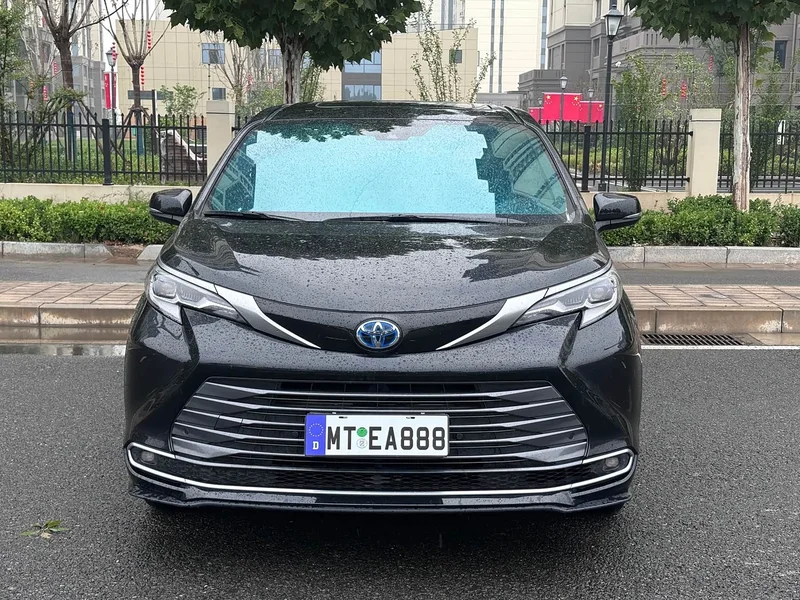 Toyota Sienna — фото 2