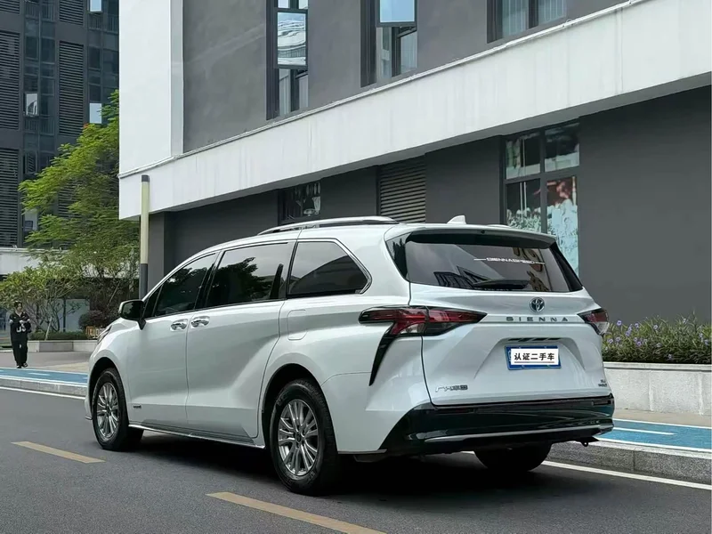 Toyota Sienna — фото 3